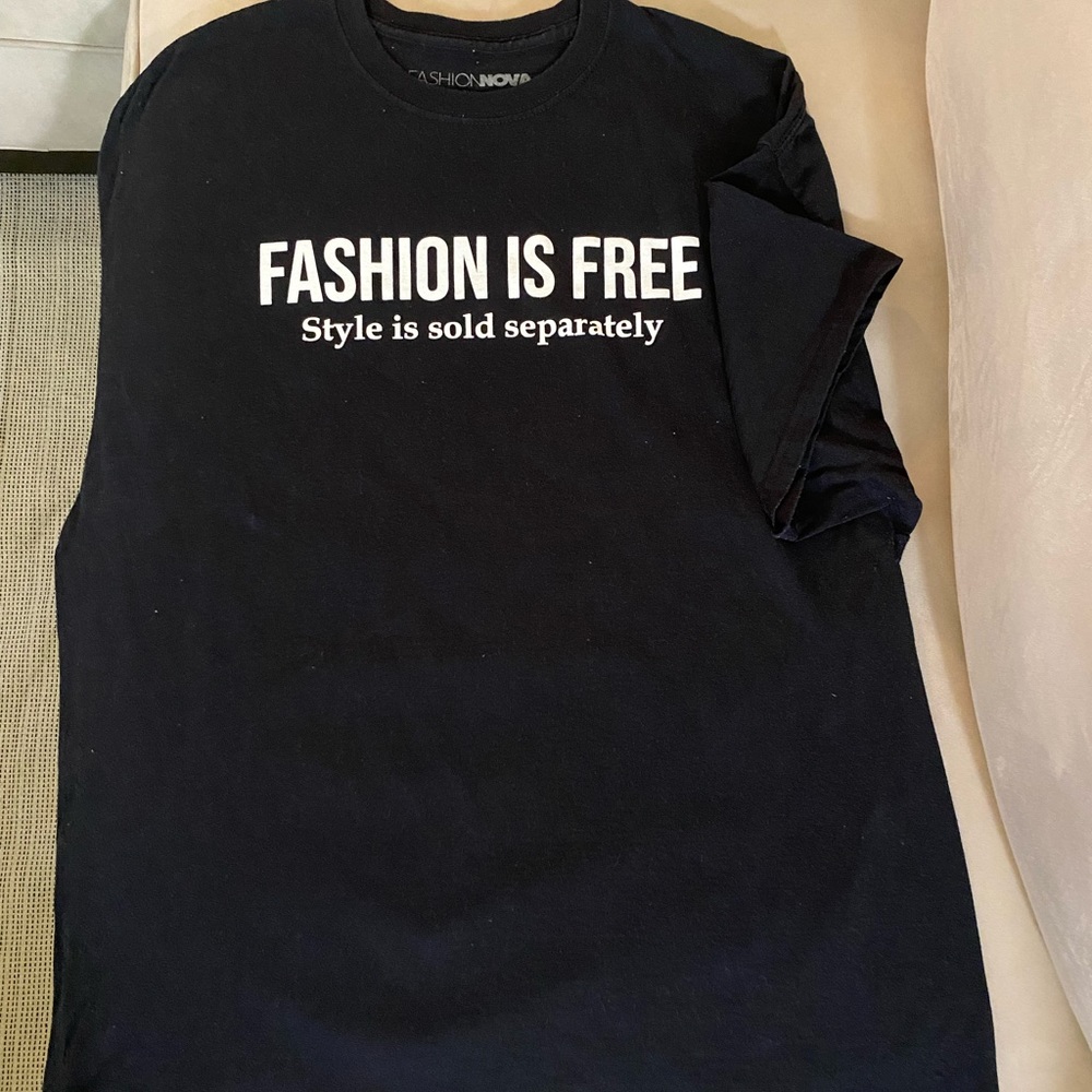Fashion nova ladies black graphic tee. Sz: 2x